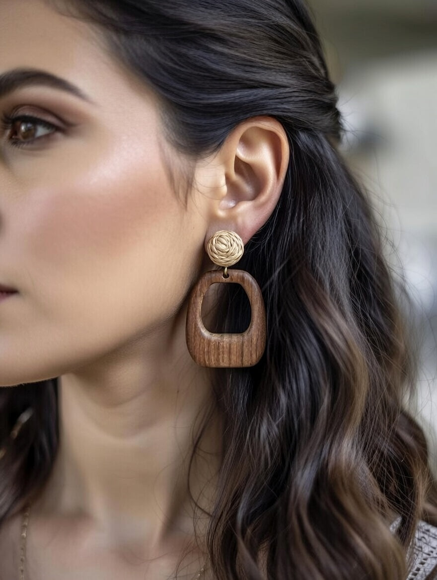 Boucles d’oreilles ajourées en bois avec attache en osier