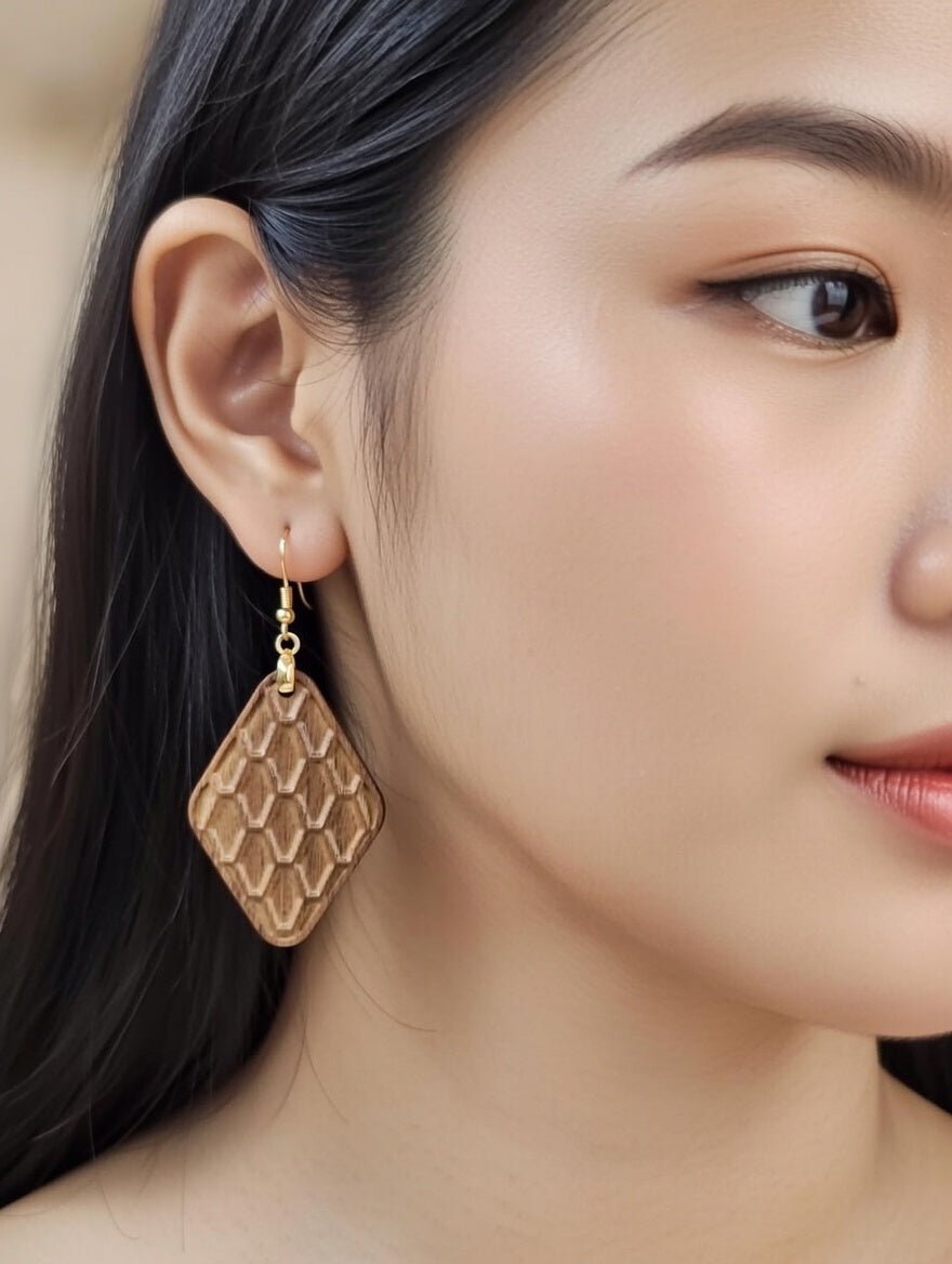 Boucles d’oreilles losange texturé en bois
