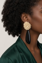 Boucles d’oreilles fantaisie pendantes fleurs en osier écru et résine noire