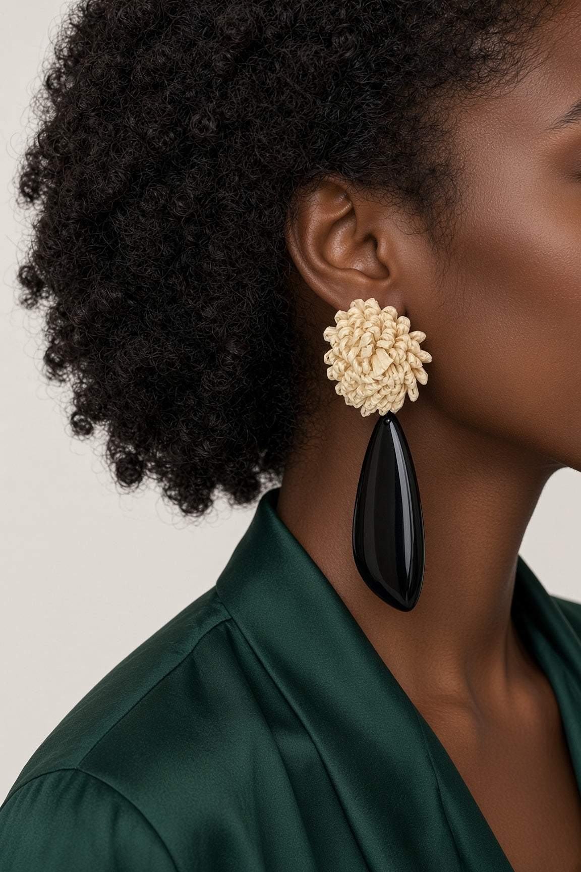 Boucles d’oreilles fantaisie pendantes fleurs en osier écru et résine noire